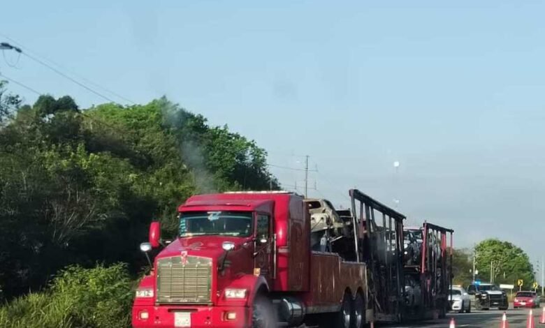 Incendio en camión de transporte de autos nuevos en Othón P. Blanco