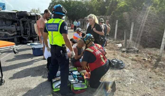 Accidente en la Carretera 307 de Cancún deja un herido tras volcadura de una camioneta turística