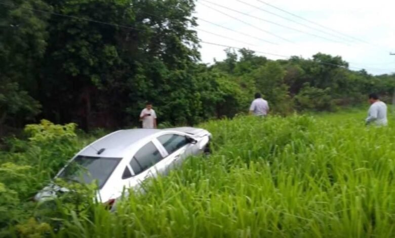 Vehículo se desvía a la maleza por conducir a alta velocidad en el tramo Chetumal-Bacalar